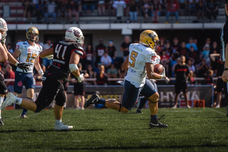 Da geht er ab! Monarchs-Runningback Nico Barrow (r.) läuft mit Ball zum am Ende entscheidenden Touchdown.