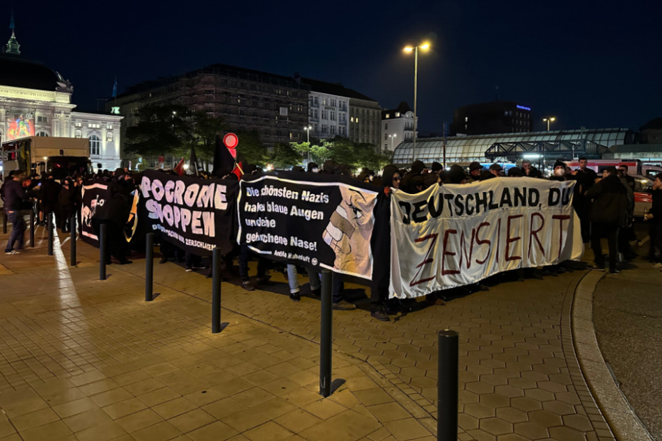 Am Montagabend ist eine Demonstration mit mehreren Hundert Teilnehmern durch die Hamburger Innenstadt gezogen.