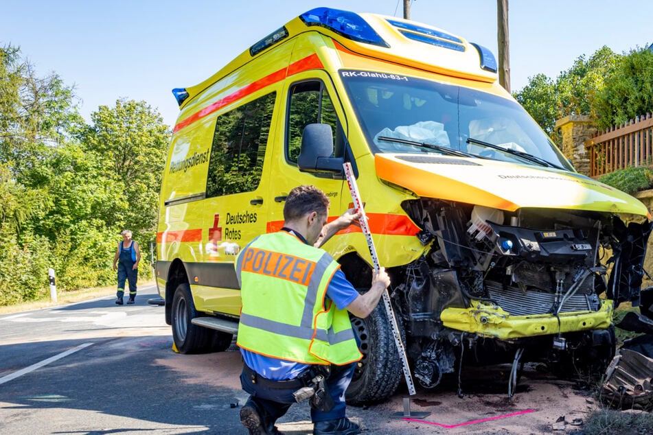 Rettungswagen kracht bei Einsatz mit Auto zusammen - zwei Schwerverletzte!