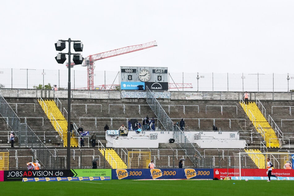 Leere Ränge im Stadion an der Grünwalder Straße: Wegen der Einlassverzögerung ging die Partie zwischen 1860 München und Dynamo Dresden erst später los.