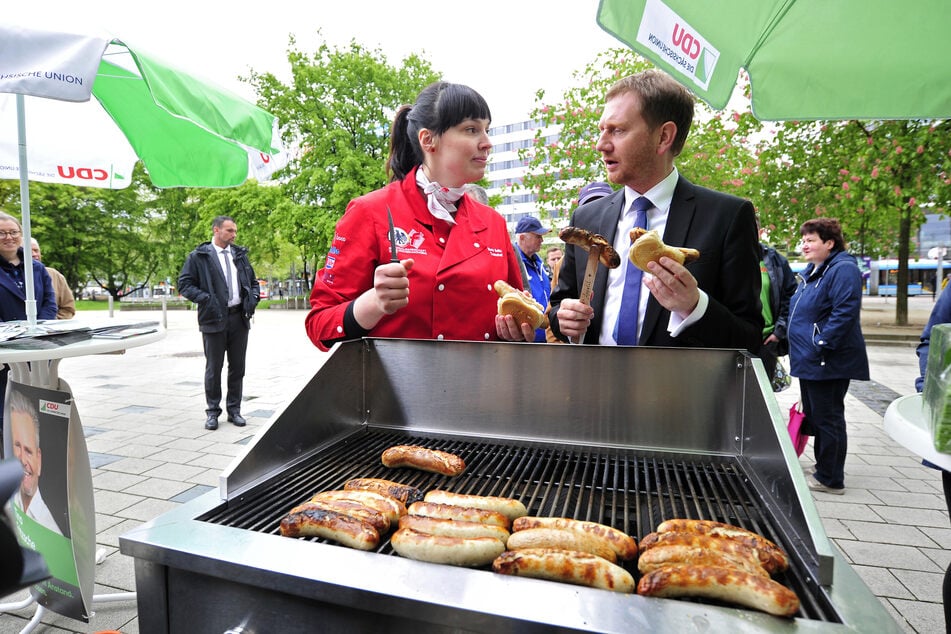 Zwei, die sich gut verstehen: Nora Seitz verteilte im Landtags-Wahlkampf 2019 zusammen mit Ministerpräsident Michael Kretschmer (50, CDU) Bratwürste in Chemnitz.