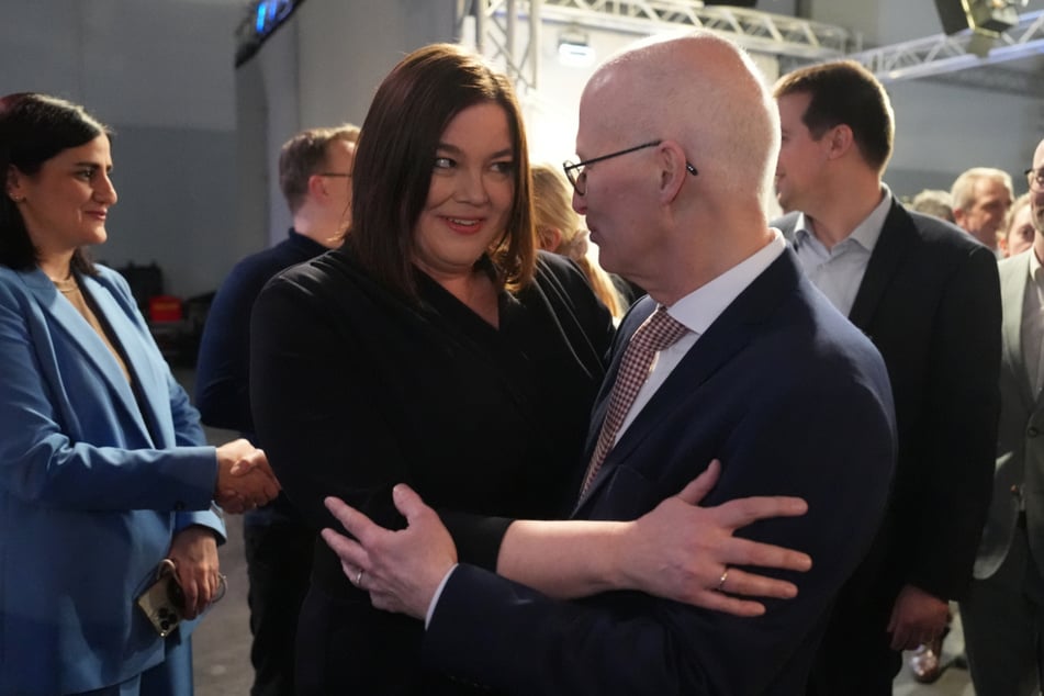 Peter Tschentscher (59, SPD) und Katharina Fegebank (48, Grüne) gratulieren sich gegenseitig.