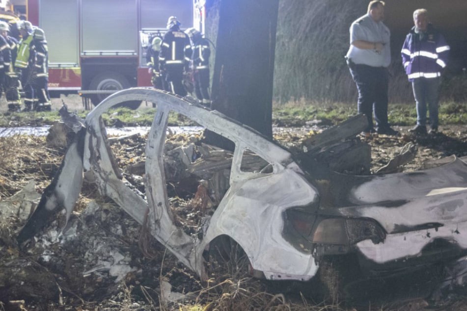 30-Jähriger prallt mit Tesla gegen Baum und stirbt, E-Auto brennt vollständig aus