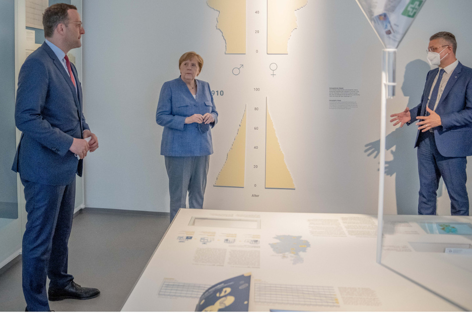 Jens Spahn (41, CDU, links) und Angela Merkel (66, CDU, Mitte) waren am Dienstag im Robert Koch-Institut zu Besuch.