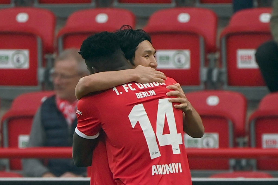 Taiwo Awoniyi (vorn) und Genki Haraguchi feiern den Treffer zum 1:0 für Union Berlin.