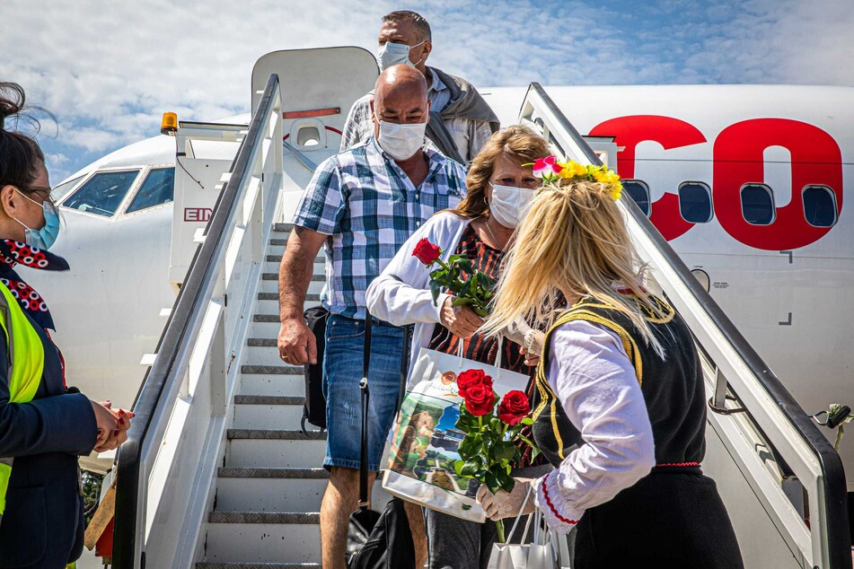Niederländische Urlauber werden am Flughafen von Burgas mit Rosen begrüßt. Aber nicht jeder darf einfach so in die EU kommen.