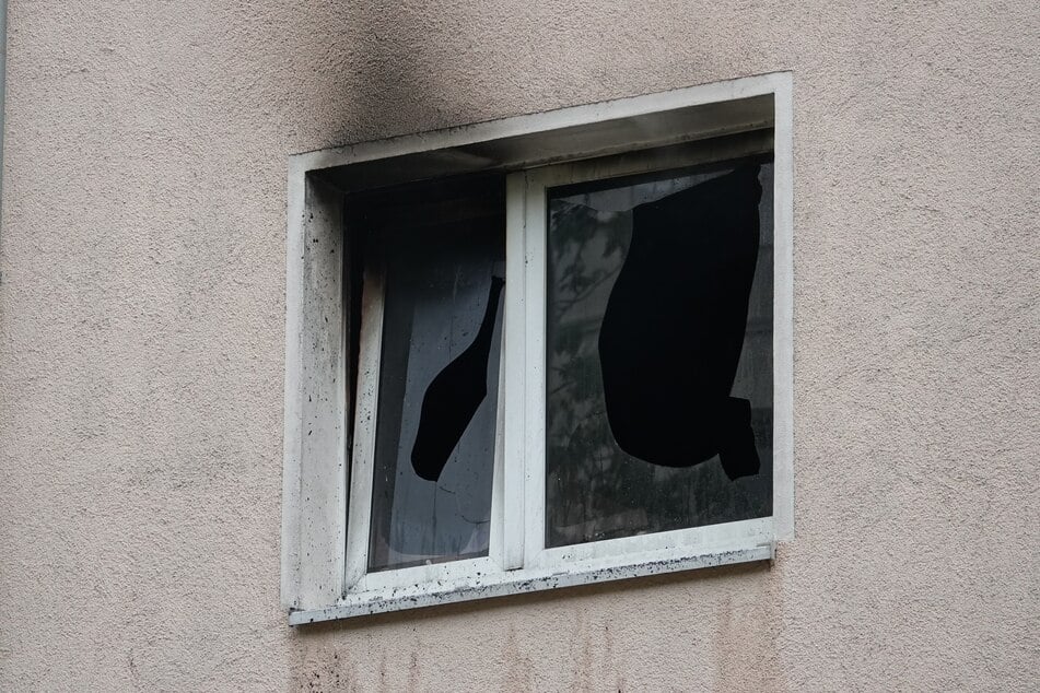 Die Fenster und Fensterrahmen sind sichtlich von den zerstörerischen Flammen gezeichnet.