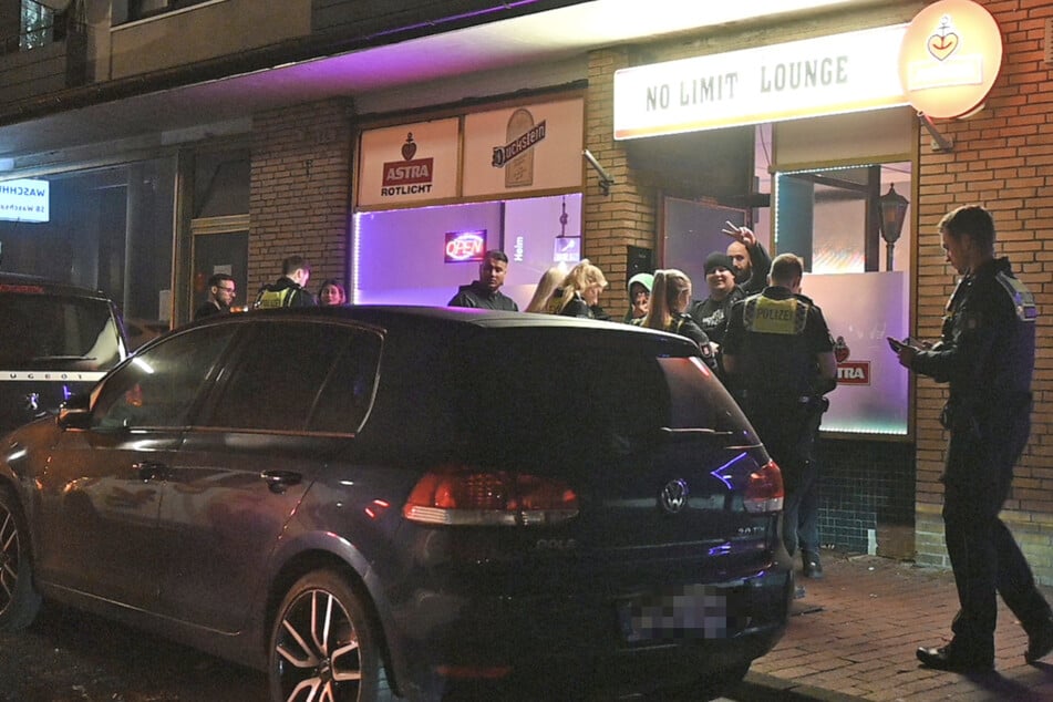 Die Polizei ermittelt vor der "No Limit Lounge" im Phoenix-Viertel.