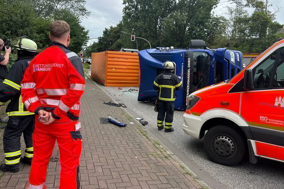 Nach dem Zusammenstoß liefen rund 17.000 Liter Speiseöl aus dem Sattelschlepper und fluteten die Fahrbahn.