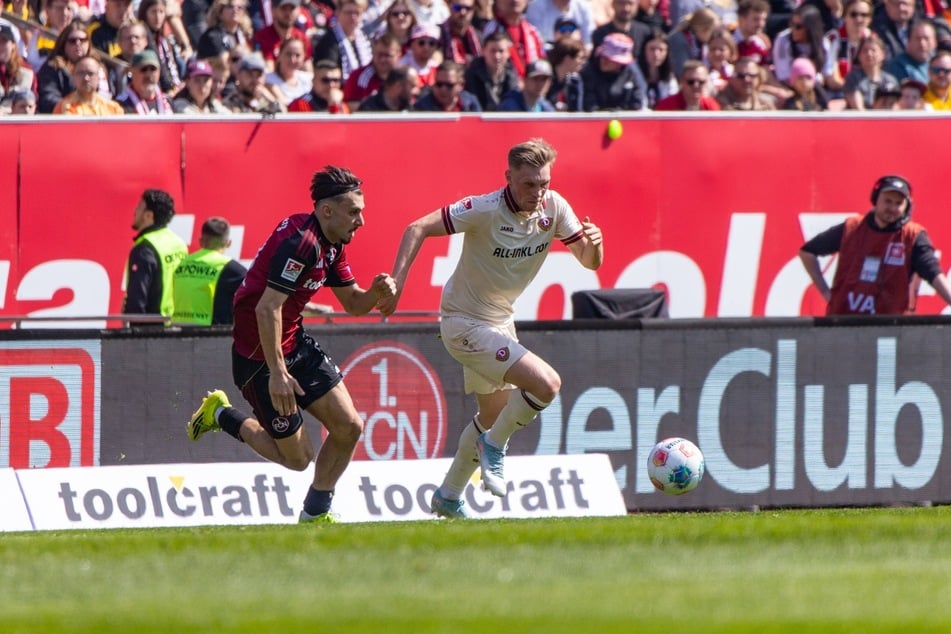 Jonas Sterner (r.) und Dynamo Dresden starten beim 1. FC Nürnberg in die neue Saison.