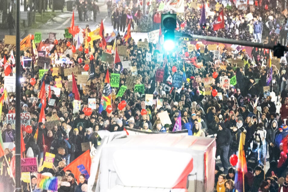 Bereits am frühen Samstagmorgen kam es in Gießen zu massiven Protesten gegen die geplante Neugründung der AfD-Jugendorganisation.