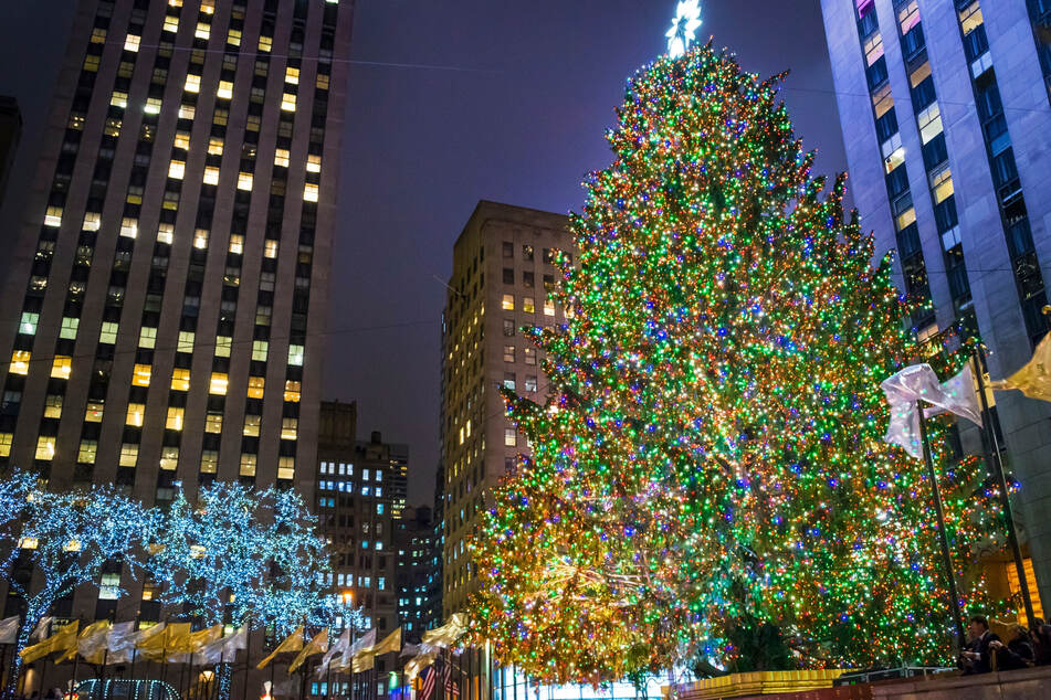 Große Weihnachtsbäume wie der "Rockefeller Center Christmas Tree" begeistern tausende Menschen.