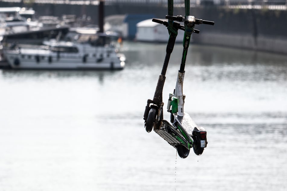 Spezialtaucher, ein Beiboot und ein Autokran hatten die E-Scooter aus dem Rheinauhafen gefischt.