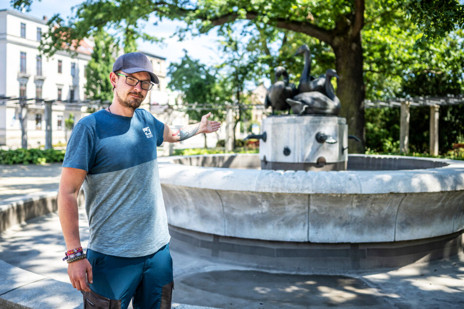 Stadtmitarbeiter Christian Rose (30) mit dem lahmgelegten Schwanenbrunnen.