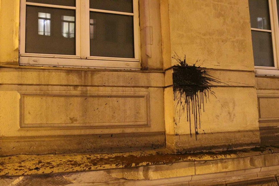 Das Polizeirevier in der Dimitroffstraße ist mit Farbe beschmiert worden.