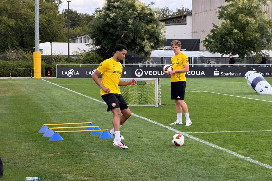 Zum ersten Mal ist auch Neuzugang Kenneth Schmidt (l.) beim öffentlichen Training dabei. Nach seinem Kreuzbandriss absolviert er aber noch eine individuelle Einheit.