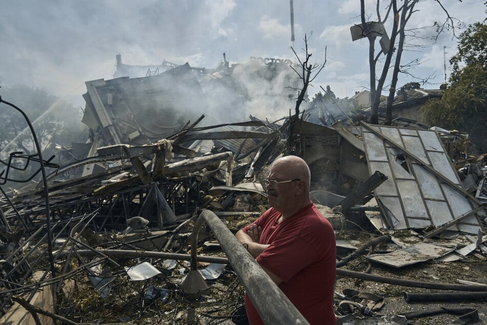 Rettungskräfte arbeiten nach einem Angriff in Odessa an einem zerstörten Gebäude.
