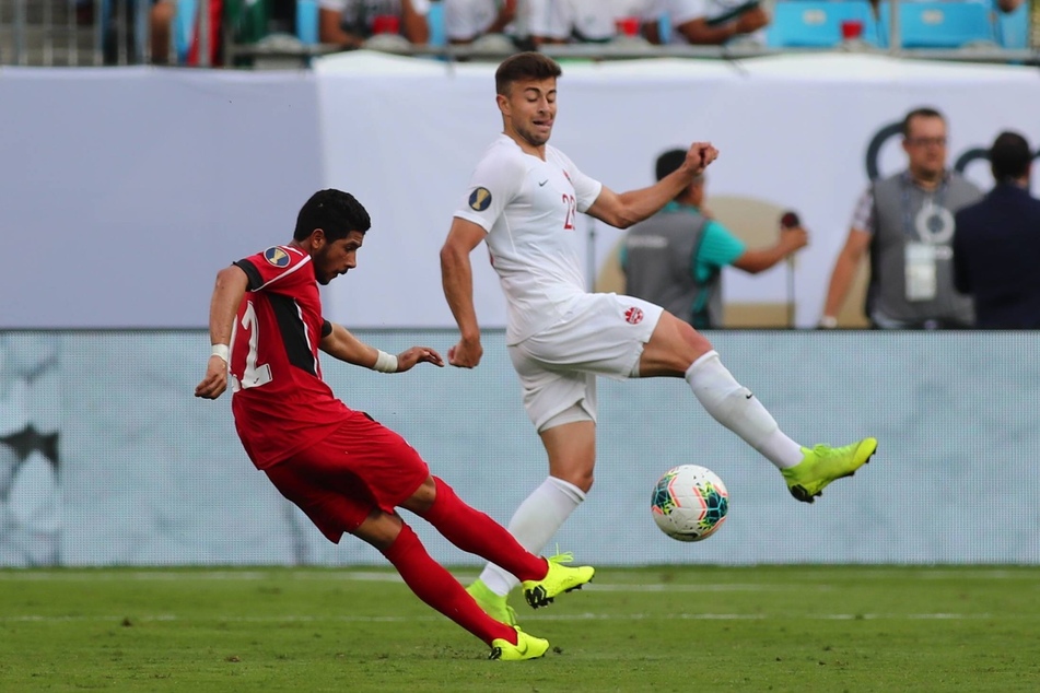 Marcus Godinho (23, hier im weißen Trikot) von Drittligist FSV Zwickau hat mit der kanadischen U23-Auswahl beim nord- und mittelamerikanischen Qualifikationsturnier für die Olympischen Spiele in Tokio das Halbfinale erreicht. (Archivbild)