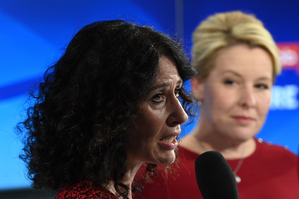 Bettina Jarasch (52, l.) spricht sich für eine Berliner Regierung von SPD, Grünen und der Linken aus.