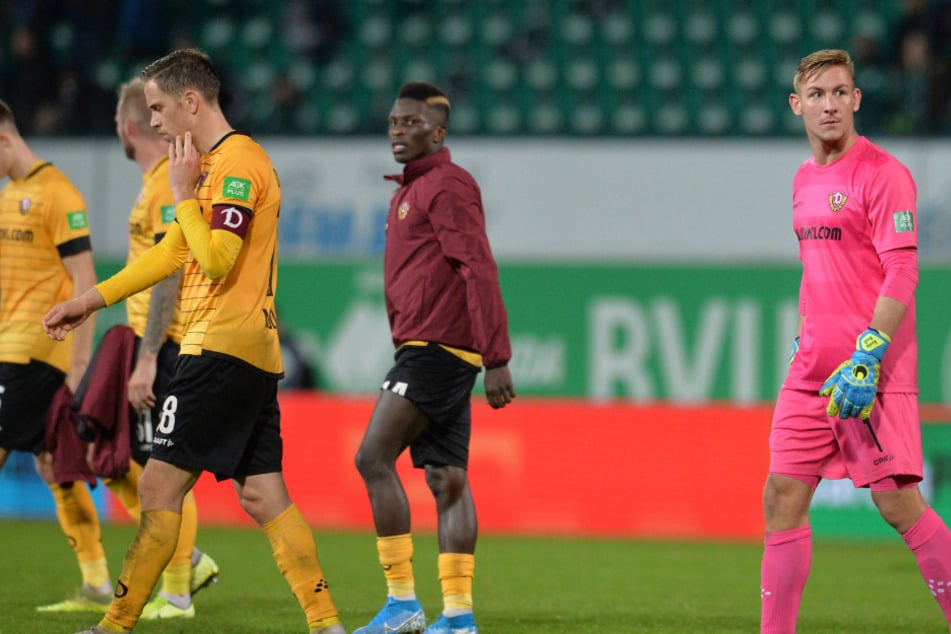 Nach dem Abpfiff des Hinspiels schleichen die Dynamos wie begossene Pudel vom Spielfeld. Fürth gewann das Spiel mit 2:0.