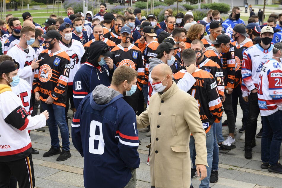 Eishockeyspieler protestieren vor dem Regierungsamt gegen Corona-Maßnahmen der slowakischen Regierung.