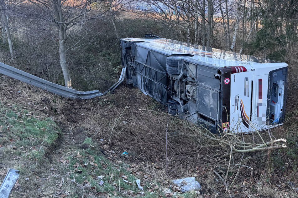 Der Reisebus verunglückte am Montag.
