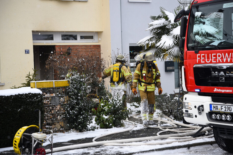 Die Feuerwehr geht in der Mannheimer Joseph-Bauer-Straße ihrer Arbeit nach.