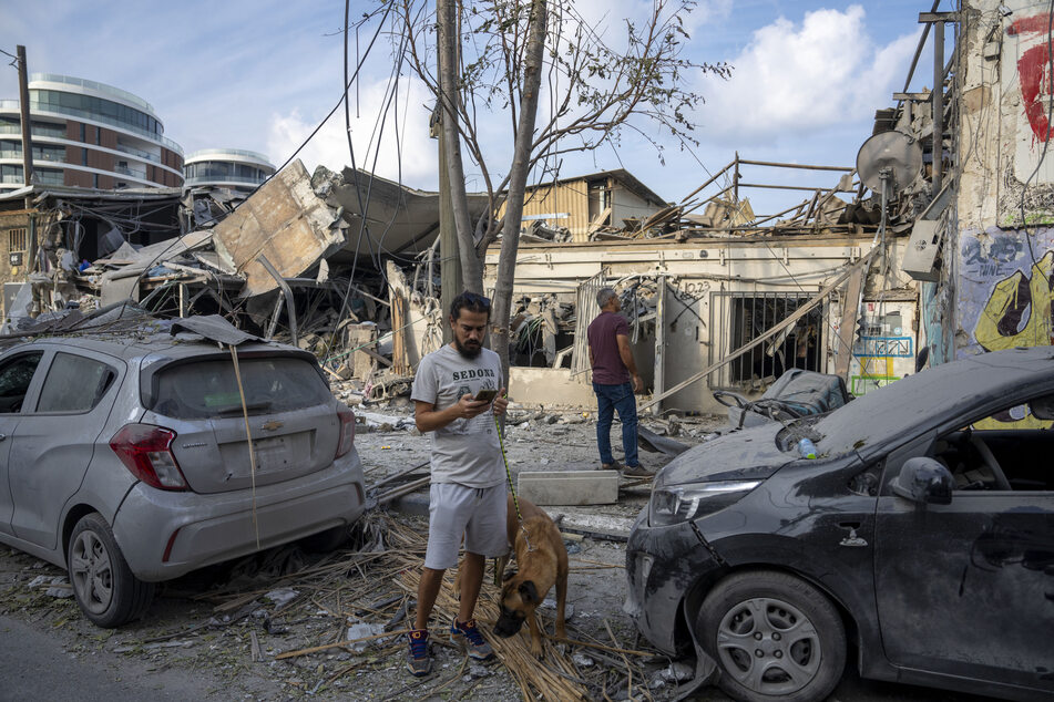 Israelis inspizieren die Trümmer eines Gebäudes in Tel Aviv, einen Tag nachdem es von einer aus dem Gazastreifen abgefeuerten Rakete getroffen wurde.