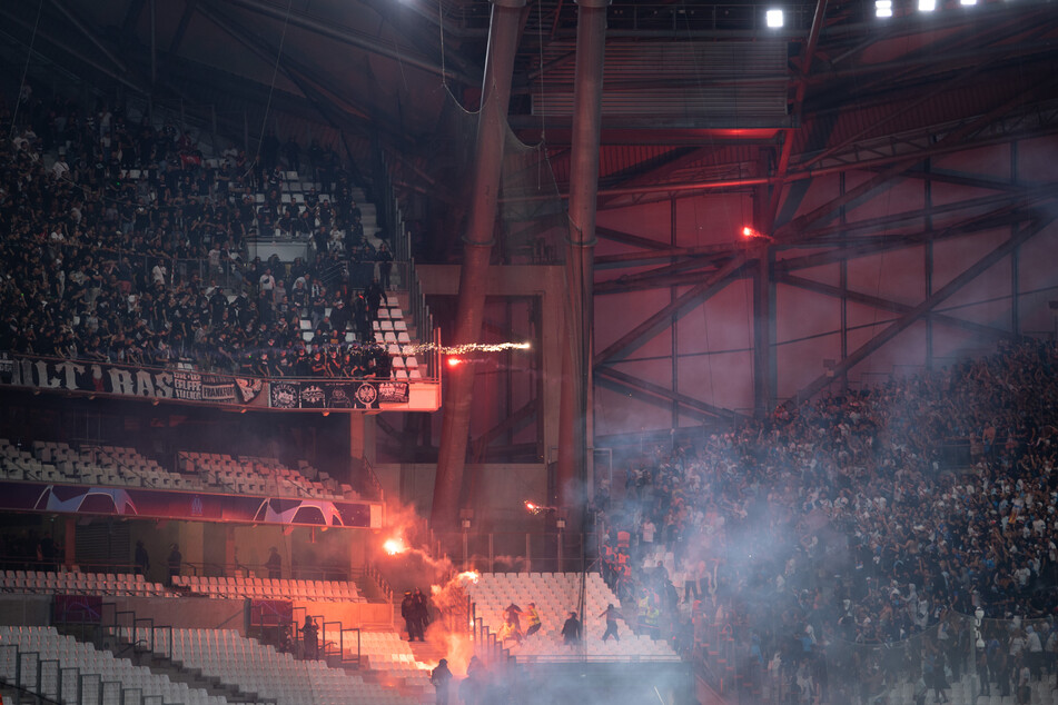 Sogenannte "Fans" von beiden Teams beschossen sich im Stadion mit gefährlichen Feuerwerkskörpern.