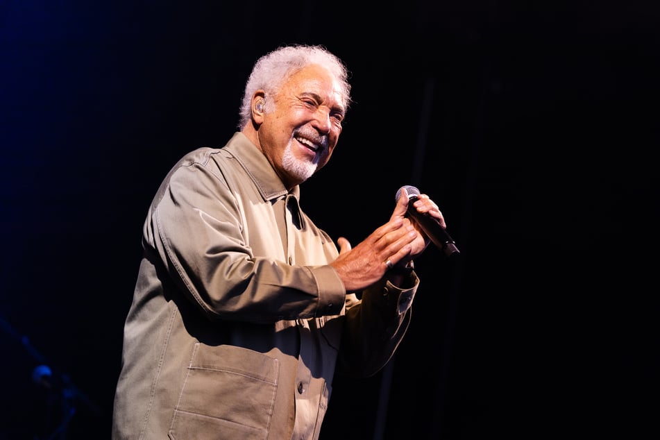 Die Karriere des walisischen Sängers Tom Jones (86) umfasst mehr als sechs Jahrzehnte und über 100 Millionen verkaufte Tonträger. (Archivbild)