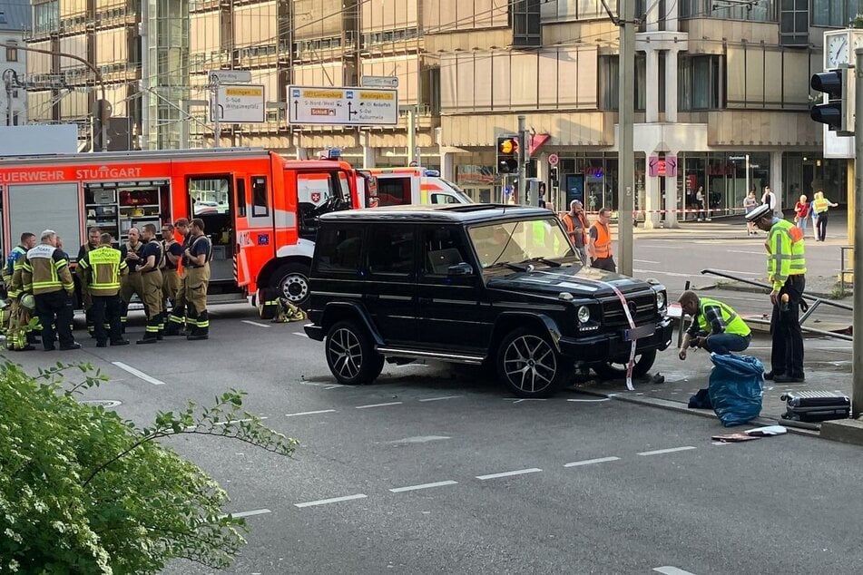 Der Fahrer eines Mercedes-Geländewagens fuhr in eine Menschenmenge. Später wird klar, dass es sich um einen Unfall handelte.