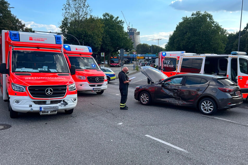 Am Sonntag kollidierten in Hamburg ein Rettungswagen und ein Mazda.