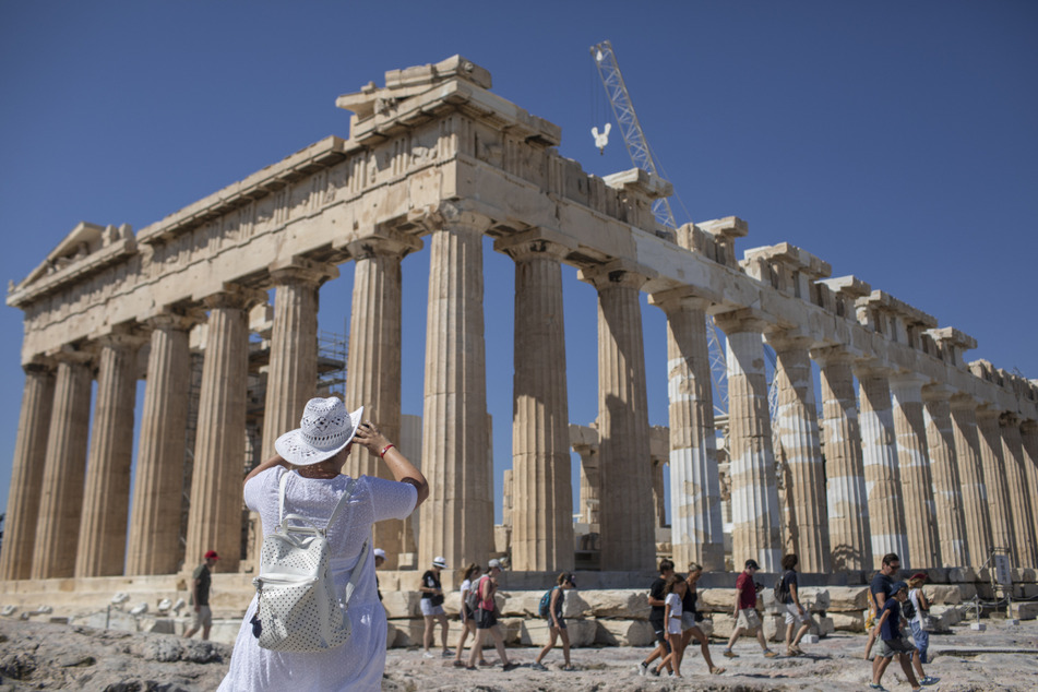 Für Einwohner und Touristen in Griechenland gelten weiter an strenge Corona-Regeln. (Archivbild)