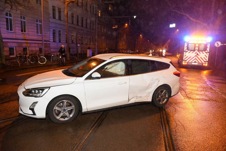 In Leipzig kam es am Samstagnachmittag zu einem Unfall mit einem Ford und einem Renault.