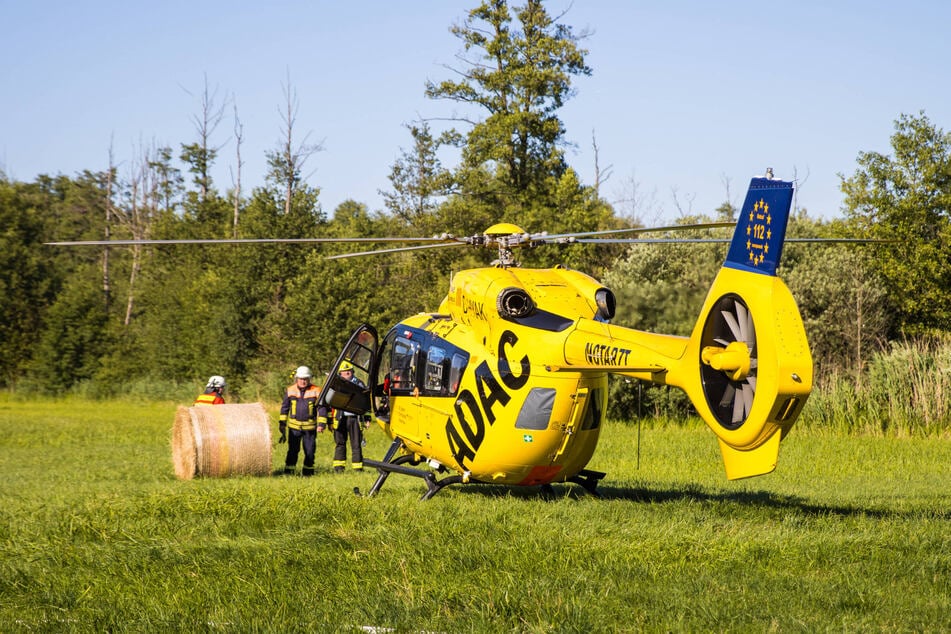 Ein Rettungshubschrauber landete auf dem Feld und flog den Verletzten (64) in eine Klinik.