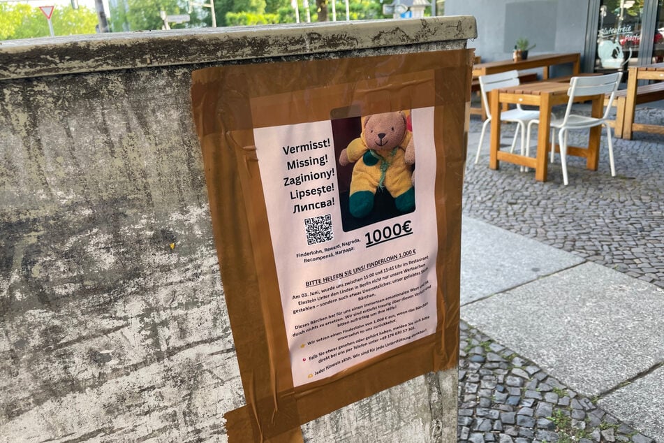 Auf Plakaten in der Stadt wird nach dem Teddy gesucht.