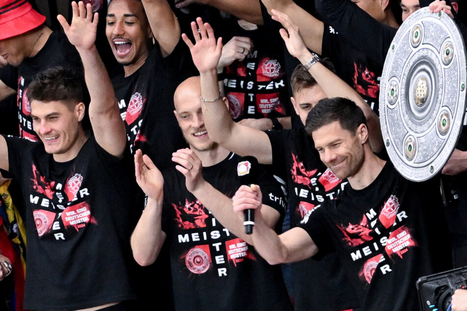 Gemeinsam mit seinem Team jubelte Trainer Xabi Alonso (r.) über den ersten Meistertitel von Bayer 04.