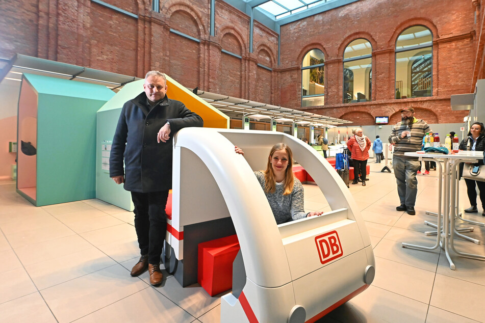 Bahnhofsmanager Heiko Klaffenbach (56) und Projektleiterin Doreen Dämmrich zeigten am Freitag den neuen Familienwartebereich im Hauptbahnhof.