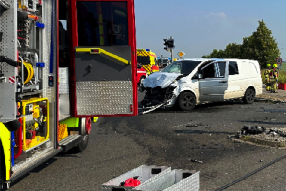Rote Ampel überfahren: Heftiger Unfall mit zwei Schwerverletzten bei Leipzig