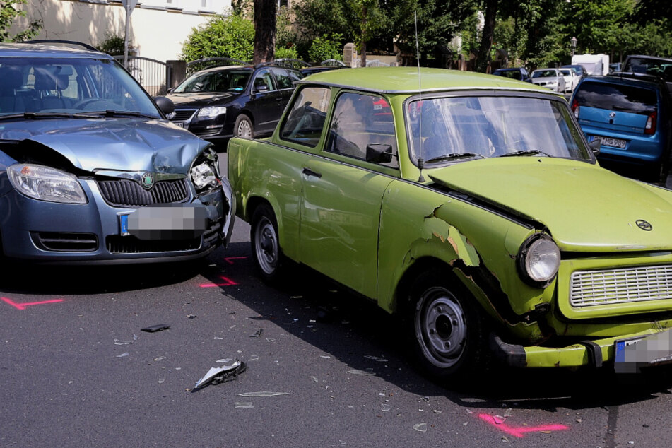 Trabi missachtet Vorfahrt und übersieht Skoda in Dresden
