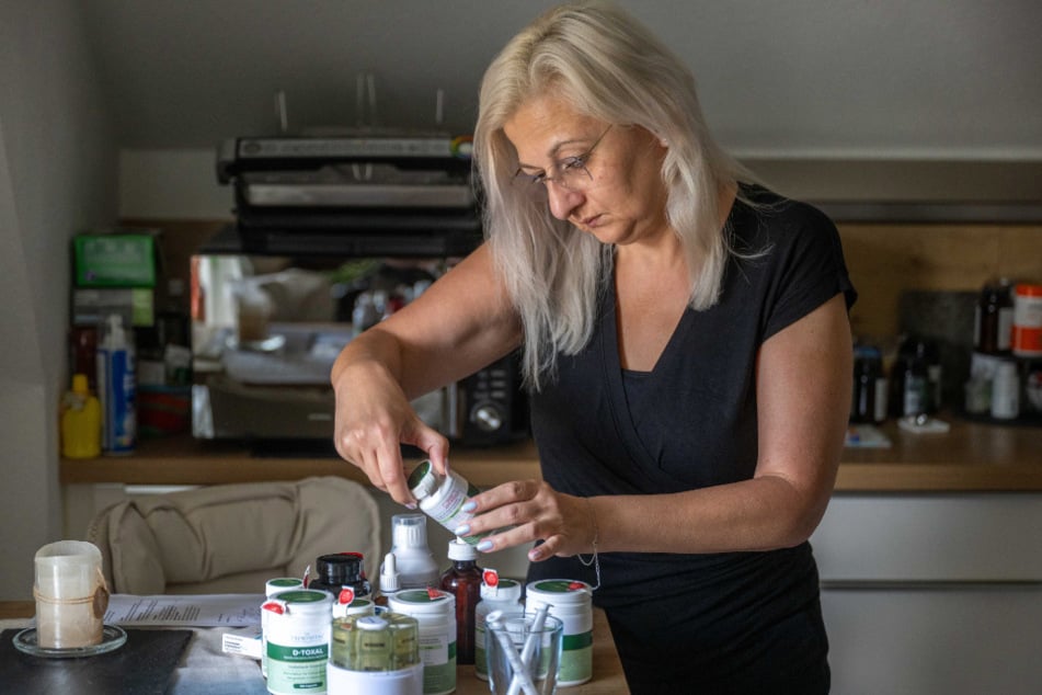 Claudia Kühweg (51) bereitet die Tabletten für ihre Tochter jeden Tag zu, damit die Symptome etwas behandelt werden können.