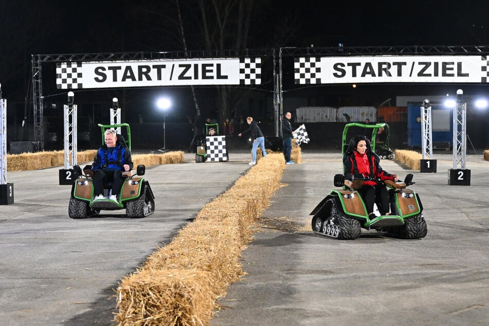 Dilara Kruse (33, r.) rauschte mit ihrem Offroad-Gefährt beim Spiel " Ziesel-Staffel" in die Strohbande.