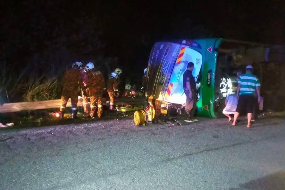 Rettungskräfte und Ersthelfer in den Minuten nach dem Unglück.