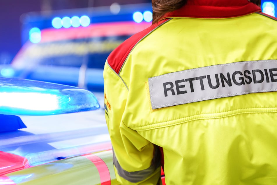 Eine Insassin des Reisebusses wurde ebenfalls verletzt. Sie wurde vor Ort vom Rettungsdienst behandelt und konnte danach ihre Reise fortsetzen. (Symbolbild)