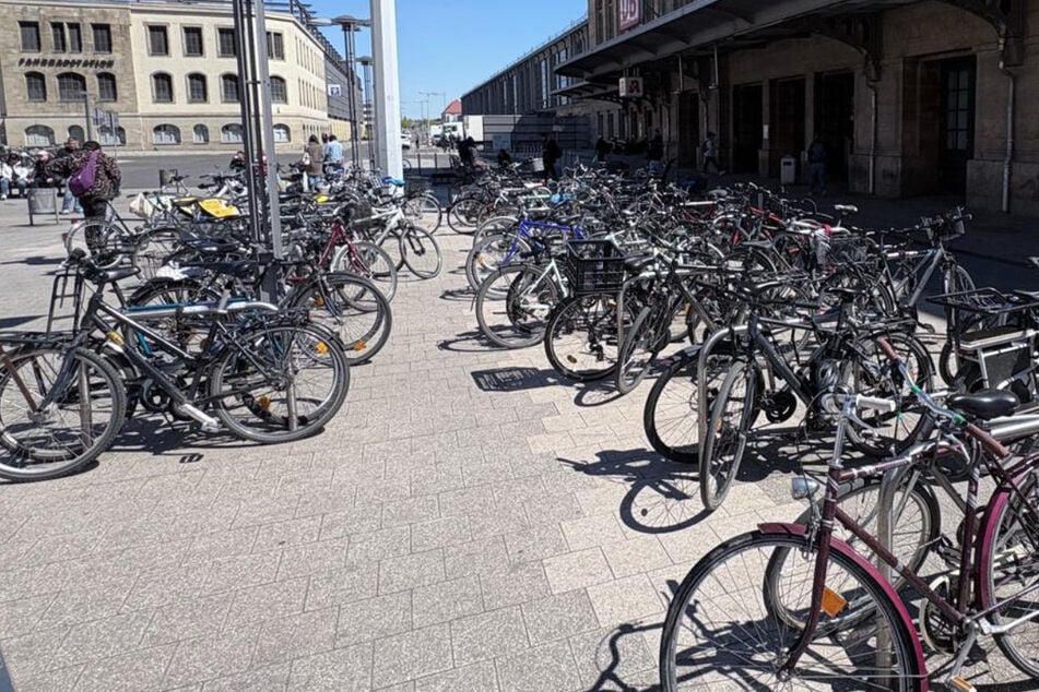 Voll und chaotisch, so präsentiert sich die Parksituation für Radfahrer oftmals am Hauptbahnhof. Mit einem Fahrradparkhaus auf der Ostseite will die Messestadt nun Abhilfe schaffen.