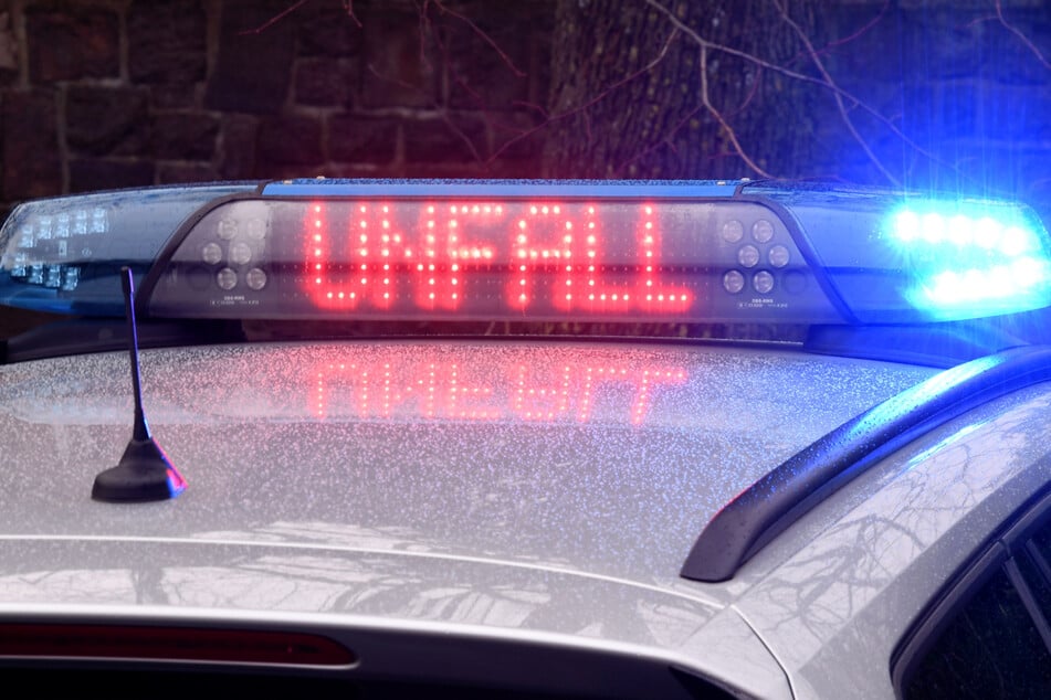 Die Polizei sucht nach dem Unfall nach Zeugen, die Angaben zum flüchtigen Autofahrer machen können. (Symbolbild)