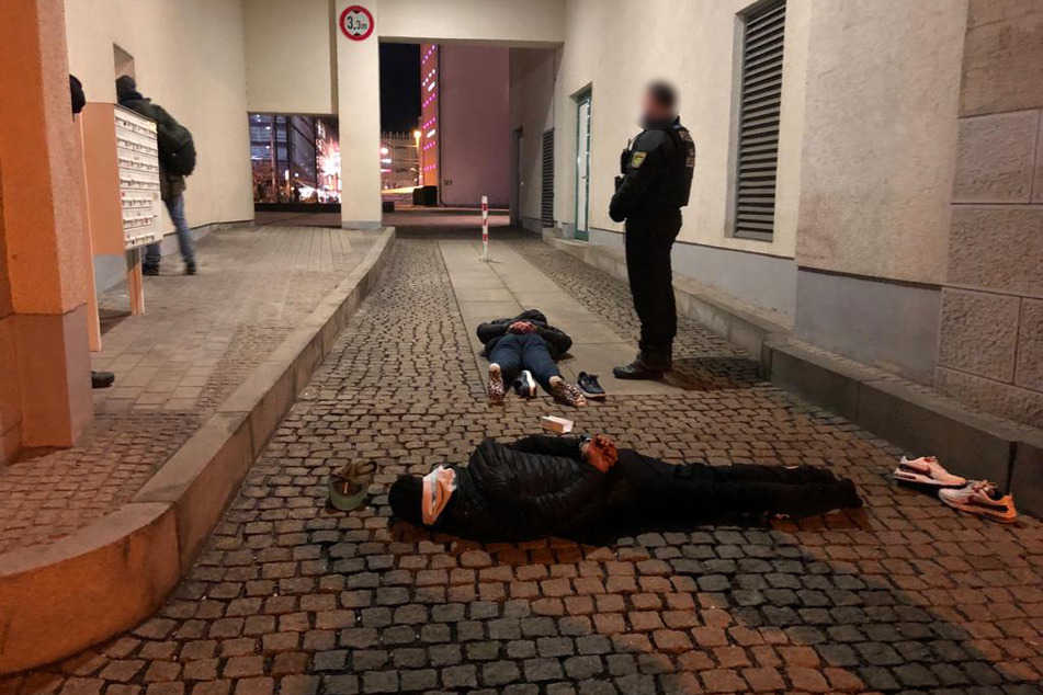 Die Polizei erwischte am Donnerstagabend zwei Syrer, die zuvor mit Freunden einen Landsmann durch die Chemnitzer Innenstadt gejagt haben sollen.