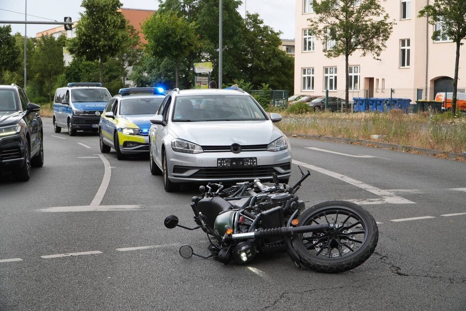 Das Auto rammte das Motorrad von hinten.