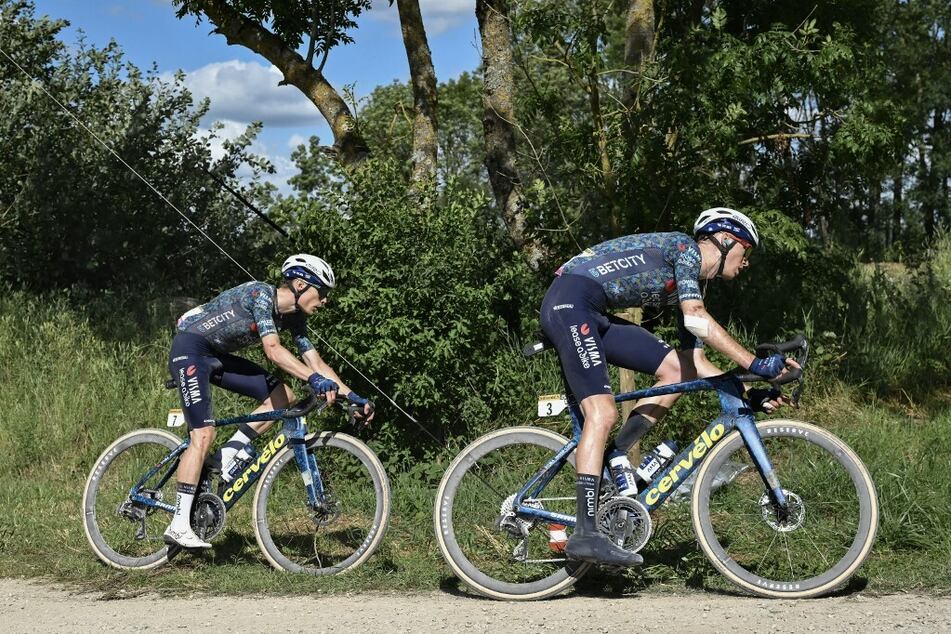 Jonas Vingegaard (27, l.) übernahm kurzerhand das Rad von einem Teamkollegen.