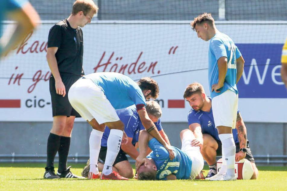 Robert Zickert am Boden: Im August 2020 zog er sich im Test gegen Bayreuth eine schwere Knieverletzung zu. Er fiel mehrere Monate aus.